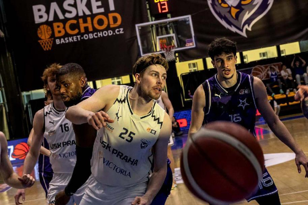 Tucet a ještě jedna fotografie Jiřího Durdíka z utkání USK Praha - Slavia 76:81 v basketbalu mužů Tucet a ještě jedna fotografie Jiřího Durdíka z utkání USK Praha - Slavia 76:81 v basketbalu mužů